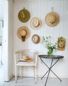 Decorar con una pared de sombreros1